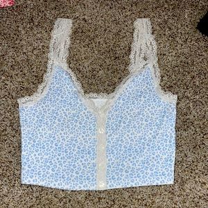 Blue cheetah print cropped button up tank top